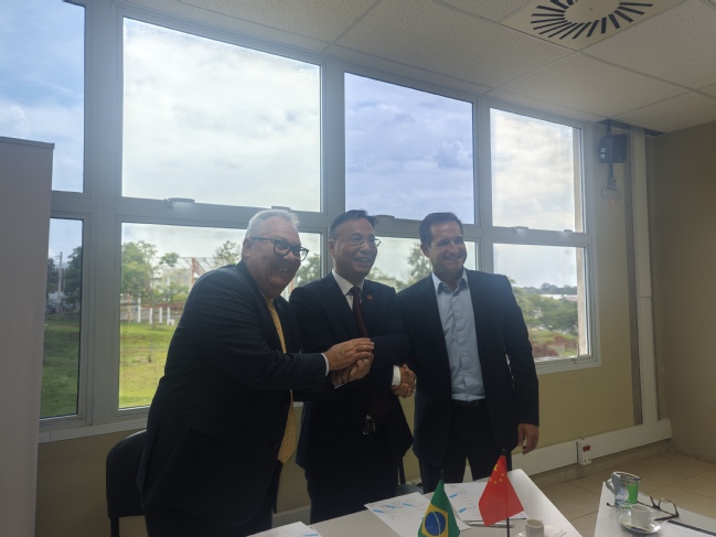 我校与巴西坎皮纳斯州立大学、巴西CPFL能源公司签署三方合作备忘录,携手共筑金砖合作新篇章 我校与巴西坎皮纳斯州立大学、巴西CPFL能源公司签署三方合作备忘录,携手共筑金砖合作新篇章