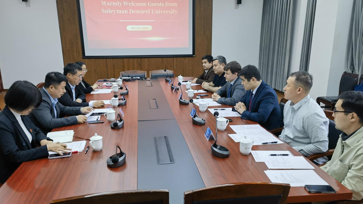 哈萨克斯坦苏莱曼-德米雷尔大学代表团访问我校